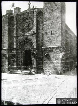 Fachada de la iglesia de San Martín de Noya (La Coruña)