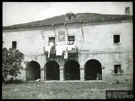 Fachada de una casa rural con escudo