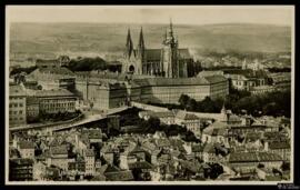 Tarjeta postal de vista panorámica del distrito de Hradčany en Praga editada por J. K. O. en el d...