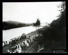 
Multitud de personas ¿en la inauguración de un canal?

